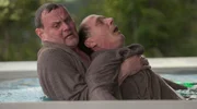 Gerade noch gutgegangen: Thorsten (Devid Striesow, li.) zieht Carsten (Martin Brambach) aus dem Wasser.