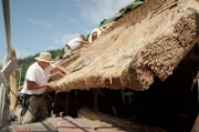 Reetdachdecker decken die Landwassermühle in Oberprechtal.