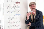 Sehhilfen: Von der Krankenkasse nur noch selten &uuml;bernommen. Wer finanziell nicht gut aufgestellt ist, muss zum g&uuml;nstigsten Produkt greifen. Doch reicht dann die Qualit&auml;t auch aus? Dr. Heinz-Wilhelm Esser geht dieser Frage nach.
