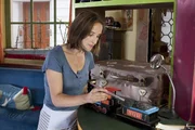 Siebenstein (Henriette Heinze) muss Koffers selbst gebaute Eisenbahn schon wieder reparieren.