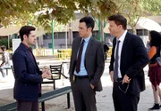 Booth (David Boreanaz, r.) und Agent Aubrey (John Boyd, M.) befragen einen Kollegen des Opfers, Shane Garnett (Brendan Robinson), der ihnen versichert, dass die Lehrerin äußerst beliebt war.
