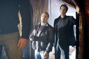 Semir (Erdogan Atalay, Mi.) und Chris (Gedeon Burkhard) stürmen das Vereinsheim, in dem sich Gangster Wenzel scheinbar erhängt hat. Doch Chris glaubt nicht an Selbstmord...
