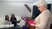 Tauschmutter Claudia (52, li.) verkündet Alexa und Jessica die Regeländerung