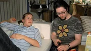 Schlimm genug für Alex (Wolke Hegenbarth), Niko (Sebastian Kroehnert) als Mitbewohner zu ertragen; richtig nervig aber ist, dass er sich auch noch als Superhausfrau entpuppt!