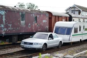 Richard Hammond und James May benutzen einen Allrad-Audi S8 als Lokomotive, um den Zug, der aus gebrauchten Wohnwagen hergestellt wurde, anzutreiben.