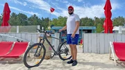Mit dem Rad als Grenzpendler unterwegs zur Arbeit an der Strandbar. Mateus Laszkiewicz fährt täglich von Swinemünde nach Ahlbeck. Mit dem Rad als Grenzpendler unterwegs zur Arbeit an der Strandbar. Mateus Laszkiewicz fährt täglich von Swinemünde nach Ahlbeck.