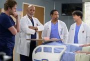 (v.l.n.r.) Dr. Nick Marsh (Scott Speedman); Dr. Richard Webber (James Pickens jr.); Dr. Ben Warren (Jason George); Dr. Lucas Adams (Niko Terho)