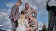 Johann (Tobias Moretti, li. hinten), Thorsten (Devid Striesow, re. hinten), Anna (Anja Kling) und Jäcki (Luise von Finckh, kniend) kümmern sich um Carsten (Martin Brambach).