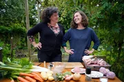 Julie-Lou Dubreuilh (li.) und Rose Lebescond (re.) kochen gemeinsam ein südwestfranzösisch geprägtes Pot-au-Feu.