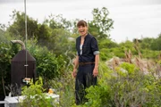 Julia Gardener (Catherine Bode) ist überrascht von der einzigen Bademöglichkeit, die das 'B&B' der kleinen Insel bietet.