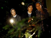 Schwester Camilla (Ann-Kathrin Kramer), Schwester Anabel (Anne von Linstow) und Schwester Babette (Constanze Wetzel) irren nachts durch den Wald. Sie hoffen, die Postulantin zu finden, bevor ihr etwas zustößt.