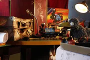 Der Koffer möchte auf gar keinen Fall, dass Rabe Rudi mit seiner selbst gebauter Eisenbahn spielt.