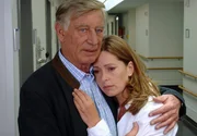 Nach den Ereignissen um ihre Schwester findet Juliane (Karin Thaler) Halt bei ihrem Vater Rudolf (Siegfried Rauch). Nach den Ereignissen um ihre Schwester findet Juliane (Karin Thaler) Halt bei ihrem Vater Rudolf (Siegfried Rauch).