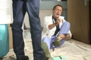 Dr. Cox (John C. McGinley) löst im Stil von Dr. House mehrere medizinische und allgemeine Rätsel ...