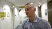 Bürgergeld-Empfänger Archii (37) träumt von einer Rap-Karriere, steht aber wegen gefährlicher Körperverletzung vor Gericht.