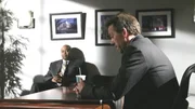 Der Milliardär Vogler (Chi McBride, l.) plant aus der Klinik einen profitablen Ort für sein Biotech-Forschungsunternehmen zu machen. Houses (Hugh Laurie) aufwändige Analyse- und Untersuchungsverfahren sind Vogler bei seinen Plänen ein Dorn im Auge.