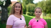 Stefanie (43) kämpft als alleinerziehende Mutter und Minijobberin darum, ihrer Tochter Denise (10) ein gutes Leben zu bieten, muss aber mit Bürgergeld aufstocken.