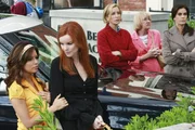 Bei einem gemeinsamen Road Trip denken Karen McCluskey (Kathryn Joosten, 2.v.r.), Bree (Marcia Cross, 2.v.l.), Gabrielle (Eva Longoria, l.) Lynette (Felicity Huffman, M.) und Susan (Teri Hatcher, r.) gemeinsam an ihre schönsten Momente mit Edie zurück ...