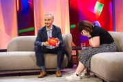 Moderator Jan Böhmermann mit Kandidatin Jenny in seiner ZDF Primetime-Sendung "Lass dich überwachen!"
