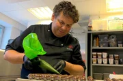 Laurent Gerbaud bereitet belgische Pralinen zu.