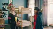Dank Alphas (Natalia Dellaporta, r.) Placebo-Trick, ist Tele (Elita Marie Mack Roald, l.) pünktlich zum Shooting für das Klassenfoto wieder genesen.