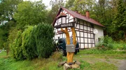 Die Naturfreunde Thomas und Rosi haben sich ihren Schnäppchen-Traum schon fast verwirklicht. Für 26.000 Euro haben sie ein Fachwerkhaus (Foto) am Waldrand und insgesamt 2.500 Quadratmeter Land für ihre Pferde erworben. Doch von Gemütlichkeit können sie bisher nur träumen..