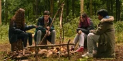 Bea (Aoife Hughes), Louis (Oliver Cunliffe), Kaz (Maiya Silveston) und Glen (Krish Misra, von links) sind in der Zeit zurückgereist. Und Louis dämmert es langsam, dass sie die vier Jugendlichen sind, deren Verschwinden Daniel filmen wird.