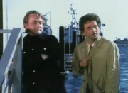 Lt. Columbo (Peter Falk, re.) glaubt nicht, dass der Schiffsbauingenieur Otis Swanson einen Unfall hatte. Er befragt dessen Schwiegersohn Charles Clay (Robert Vaughn) zu dem Vorfall.