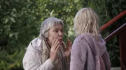 Heute pfeift Maras Oma beim gemeinsamen Apfelpflücken ein Lied.