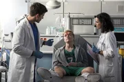 Leyla (Sanam Afrashteh, r.) und Ben (Philipp Danne, l.) behandeln den jungen Sch&uuml;ler Silas Bieder  (Dennis Hofmeister, M.), der mit einer Platzwunde an der Stirn in die Notaufnahme kommt.