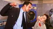 Tom (Marcus Grüsser) will Martina (Judith Sehrbrock) mit Gewalt den Schlüssel für das Verlies abnehmen, in dem sie Walter gefangen halten.