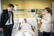 Paula Landwehr (Erika Skrotzki) stattet ihrem Lieblingsnachbarn Klaus Wielich (Peter Franke, M.) einen Krankenbesuch ab. Für Wielichs Sohn (Christian Beermann, l.) ein Grund, seinen Vater mit seiner Verehrerin alleine zu lassen.