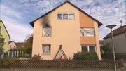 Das Haus der Familie wurde durch ein Feuer nahezu komplett zerstört und ist seitdem nicht mehr bewohnbar.