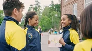 Als Wanda (Agnes Naomi Duvold, h. r.) ihren Mitschüler/innen Windy (Idun Dahlskås Urnes, h. l.), Alpha (Natalia Dellaporta, v. r.) und Blaze (Kadir Duran, v. l.) ihr selbst gemaltes Bild präsentiert, demonstriert Blaze, dass es manchmal auch gut sein kann, eine kleine Notlüge anzuwenden, um andere nicht zu verletzen.