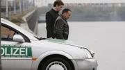 Chris (Gedeon Burkhard, li.) und Semir (Erdogan Atalay) konnten den Gangster stoppen, in dem sie ihn ins Hafenbecken beförderten.