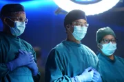 Dr. Marcus Andrews (Hill Harper, l.)