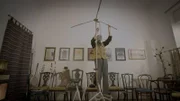Hans Tschiritsch baut sein Dröhnrad auf.