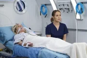 Carly (Rachel Bay Jones, l.); Dr. Jo Karev (Camilla Luddington, r.)