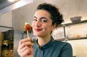 Lucie präsentiert Tomaten mit Karamellüberzug und Frischkäse-Topping.