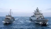 Eine Korvette und ein Minenjagdboot der Marine werden auf der Ostsee vor Bornholm betankt. In diesem Seegebiet verkehrt die russische Schattenflotte.