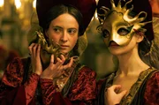 Meg Douglas (Adnes O‘Casey, li.) und Mary Fitzroy (Viola Prettejohn, re.) schauen aufmerksam den Gästen des Maskenballs zu.
