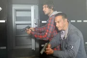 Auf der Autobahn kommt es zu einem brutalen Überfall auf einen Sicherheitstransporter. Die Täter werden jedoch von Ben (Tom Beck, li.) und Semir (Erdogan Atalay) überrascht und müssen flüchten.