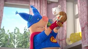 Das Superhelden-Schwein spielt mit Maschas Puppen.