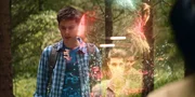 Irgendwie beginnt die fiktive Welt sich "aufzulösen". Schnell müssen die vier den Stein im Wald aktivieren. Louis (Oliver Cunliffe) ist erstaunt, dass der Stein nun Hologramme von ihnen mit Fortschritts-Balken anzeigt.