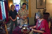 Von links: Juliet Higgins (Perdita Weeks), Thomas Magnum (Jay Hernandez) und unbekannte Darstellerin    +++