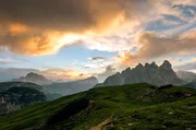 Eine Landschaft voller Kontraste: Der Film nimmt uns mit auf eine Reise in eine einzigartige, zerklüftete Küstenlandschaft mit steil abfallenden Klippen und dahinter grünen, sanften Tälern.