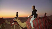 Shania (re.) und Schwester Davina beim Kamelreiten in der Wüste