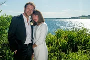 Rick (Thomas Unger) fällt es leichter als gedacht, Julias (Catherine Bode) Verlobten zu spielen.