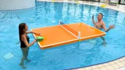 Joachim Llambi und Katharina Llambi testen "SplitT-Pong Swim".    +++