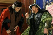 König Henry VIII. (Damian Lewis, re.) erzählt Thomas Cromwell (Mark Rylance, li.), was er an seiner neuen Frau schätzt.